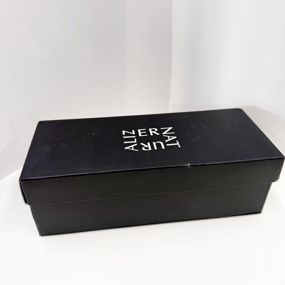 NWT Naturalizer Cremebrulee Fallyn Faux Leather Slip On Thong Sandals, Size 6.5M - Picture 2 of 8